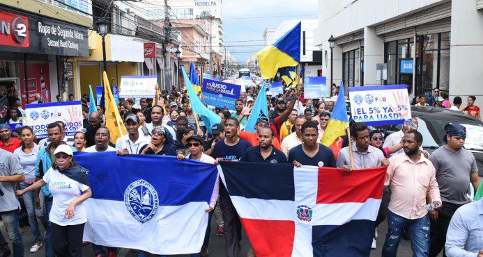 Profesores, empleados y estudiantes de la UASD marchan en Santiago 4 Profesores, empleados y estudiantes de la UASD marchan en Santiago