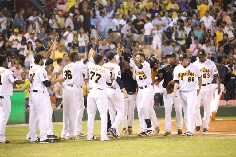Aguilas derrotan Licey y mantienen vivas las esperanzas en el beisbol de RD 4 Aguilas derrotan Licey y mantienen vivas las esperanzas en el beisbol de RD