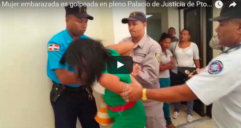 Por escupirlo en la cara policía pega bofetada a una mujer embarazada en Fiscalía Puerto Plata 1 Por escupirlo en la cara policía pega bofetada a una mujer embarazada en Fiscalía Puerto Plata