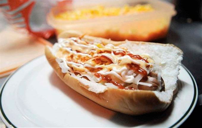 Un hombre bate su propio récord y come 72 hot-dogs en 10 minutos 1 Jot Dog FE