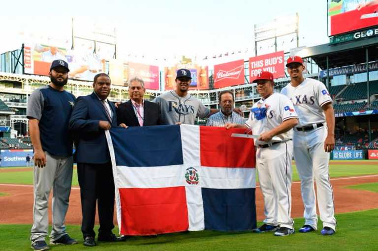 El ministro de Deportes, Danilo Díaz entrega en Texas el reconocimiento a Bartolo Colón 5 El ministro de Deportes, Danilo Díaz entrega en Texas el reconocimiento a Bartolo Colón