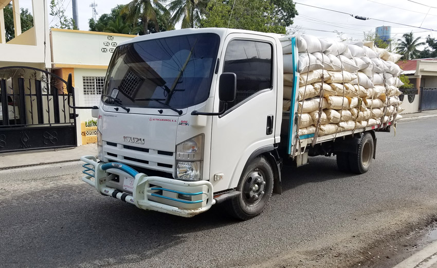 Ganaderos siguen desesperados 4 Camion cargado alimentos saco