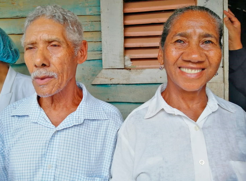 SNS coloca prótesis dental ancianos que fueron atracados 1 Francisco Contreras Cato Francisca Rodriguez Restauracion