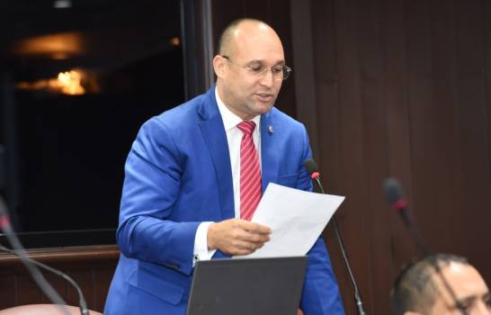 Diputados del PRM desobedecen línea partidaria y votan en sesión 2 El diputado José Luis Rodríguez Hiciano, proponente de la iniciativa. (FUENTE EXTERNA)