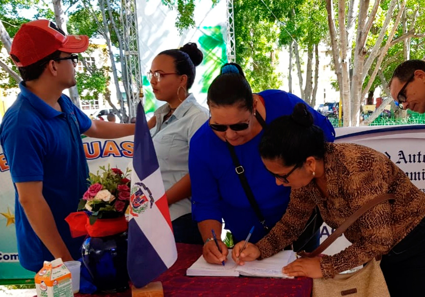 Recogen firmas en Santiago Rodríguez exigiendo el gobierno construya edificios de la UASD 6 Profesores firman libro construccion UASD 3