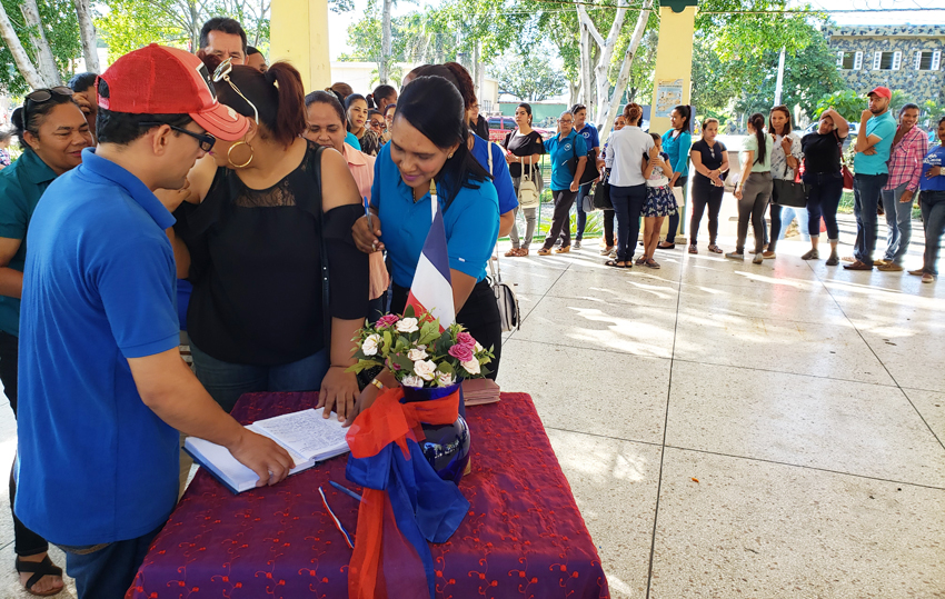 Recogen firmas en Santiago Rodríguez exigiendo el gobierno construya edificios de la UASD 10 Profesores firman libro construccion UASD 7