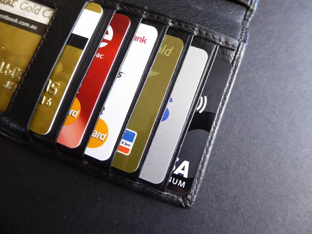 ¿Qué debe hacer si le clonaron su tarjeta? 1 Muchas personas han sido estafadas a través de sus tarjetas.
