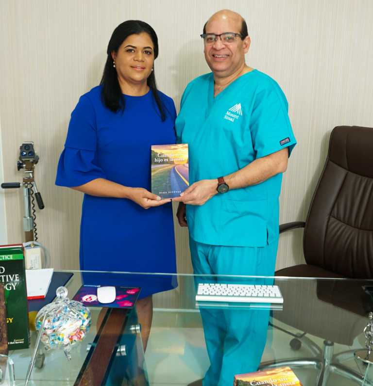 Doctor recibe libro escrito por una paciente 1 Doctor recibe libro escrito por una paciente