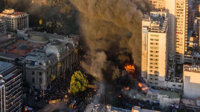 CHILE: Incendios y fuertes disturbios sacudieron Santiago durante marcha 4 CHILE: Incendios y fuertes disturbios sacudieron Santiago durante marcha