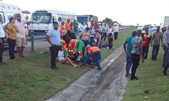 Más de 40 turistas heridos en accidente en autopista Coral, próximo a Higüey 1 Más de 40 turistas heridos en accidente en autopista Coral, próximo a Higüey