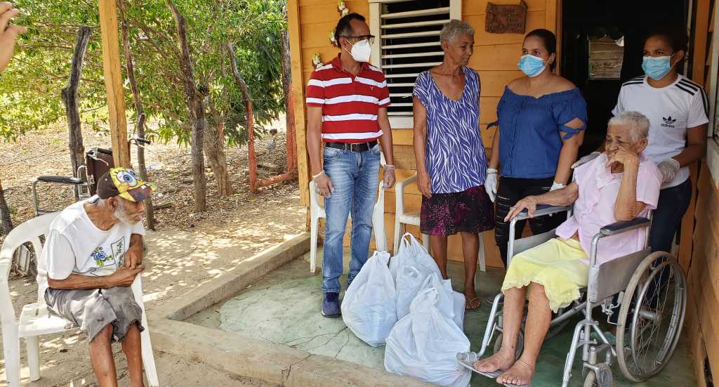 Cadeca recibe ayuda de la Oficina Senatoria en Sabaneta (+vídeo) 3 Cadeca familia Gary Neno Fior Juana Mercedes