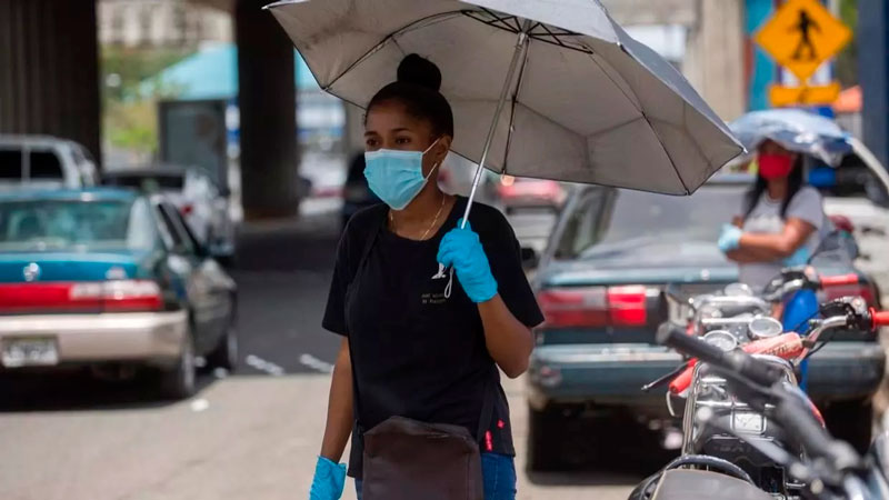 Encuesta Acxiona determina 40 % de población ve “mal manejo” de COVID 1 Mujeres mascarillas sombrillas FE