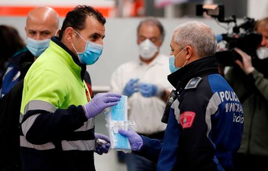 Casi 115,000 muertos en el mundo por COVID-19 1 Personas mascarillas FE