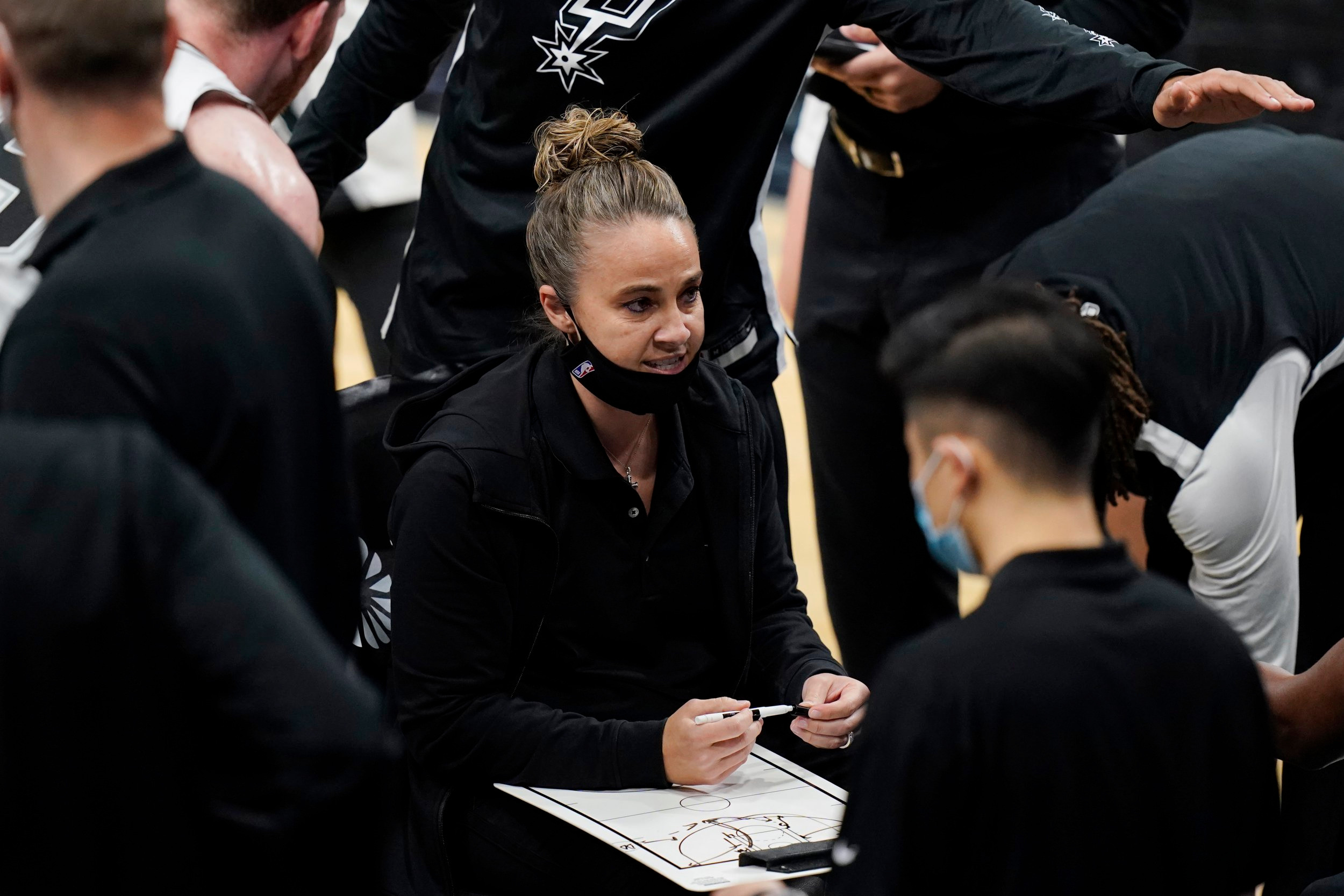 Becky Hammon hace historia al ser la primera mujer que dirige un equipo de NBA en un partido 1 PRI 177670285