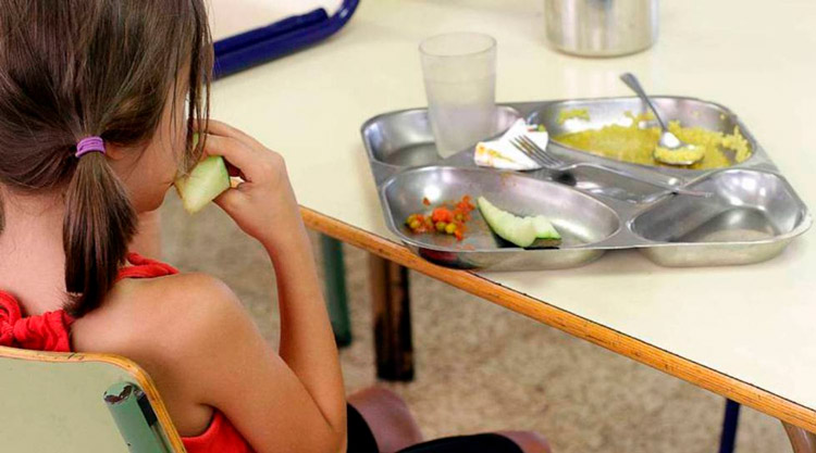 La culpa de que los niños coman tan mal, ¿es de los padres? 1 Nino comiendo bandeja FE