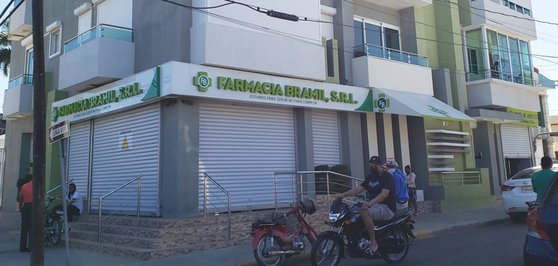 Sector comercial apoya Ley 28-01 (+vídeo) 2 Farmacia Bramil cerrada Ley 28 01