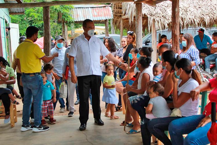 Senador Antonio Marte continúa casa por casa entregando cientos de electrodomésticos a madres de escasos recursos 2 Antonio Marte electrodomesticos saluda