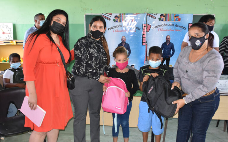 Fundación Joel Álvarez entrega útiles escolares en Alto de Cana (+vídeo) 1 Fundación Joel Álvarez entrega útiles escolares en Alto de Cana (+vídeo)