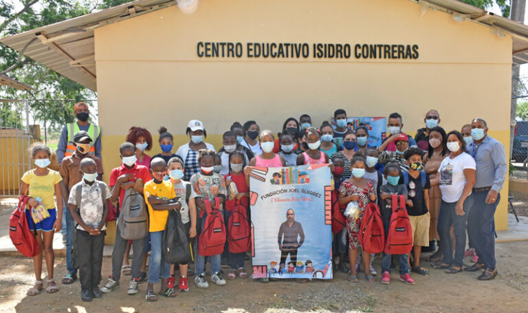 Fundación Joel Álvarez entrega útiles escolares en Los Cajuiles (+vídeo) 2 Fundación Joel Álvarez entrega útiles escolares en Los Cajuiles (+vídeo)