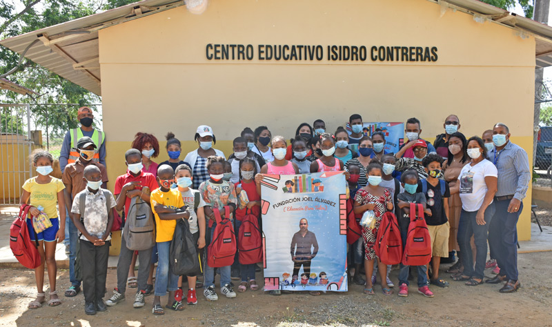 Fundación Joel Álvarez entrega útiles escolares en Los Cajuiles (+vídeo) 1 Yenifer Alvarez Fundacion Joel Alvarez entrega