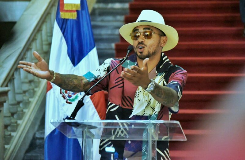 Ozuna: come "pica pollo", motiva a vacunarse, baila en la calle, le habla al Presidente y alza su voz por comerciantes de Las Terrenas 1 ozuna presidencia