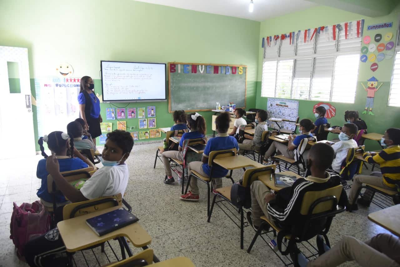 Los tropiezos de un año escolar que cuestiona la política educativa de RD 1 aulas
