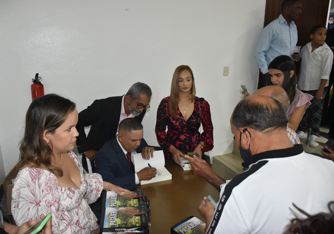 Sandino López presenta su libro, “El único pasajero” (fotos+vídeo) 3 Sandino Lopez El unico pasajero firma libros