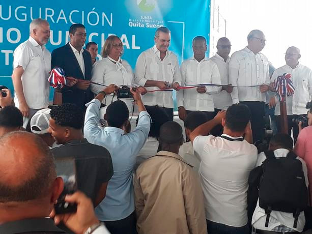 "El que quiera ver obras que nos caiga atrás", dice Abinader al inaugurar Palacio Municipal en Haina 4 «El que quiera ver obras que nos caiga atrás», dice Abinader al inaugurar Palacio Municipal en Haina