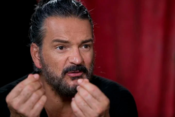 Ricardo Arjona resta importancia al lenguaje inclusivo: es mejor promover el respeto - video 1 Arjona lengua FE