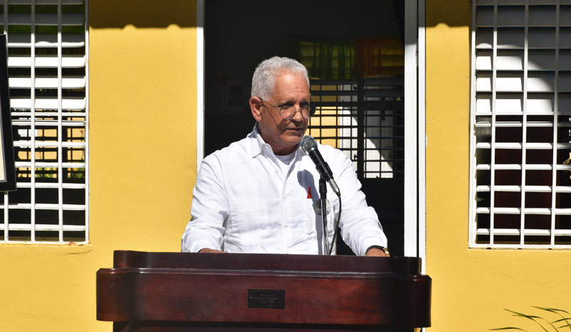 Escuela la Caobas ahora se llamará: escuela Beatriz Rodríguez de Quiñones - videos 3 Escuela Beatriz Rodriguez de Quinones Jose Quinones 1