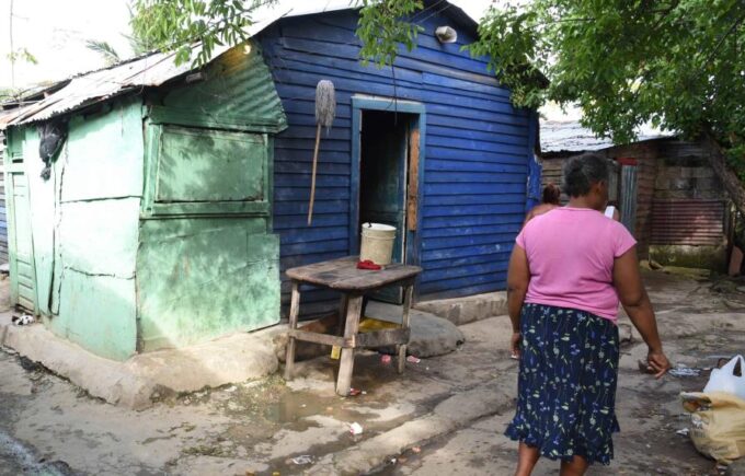 Por cada 100 hombres pobres en RD, hay 136 mujeres en igual condición 1 pobreza e1685018817377