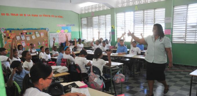 Docentes reprueban en la aplicación de tecnología en las aulas 1 docentes e1698692116504