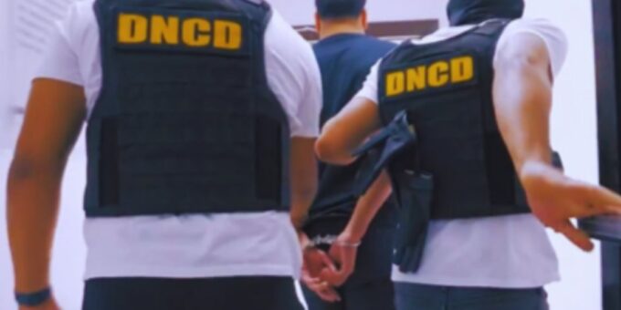 VIDEO: Arrestan hombre vinculado al decomiso de 17 paquetes de marihuana en el AILA 1 dncd e1714321799143